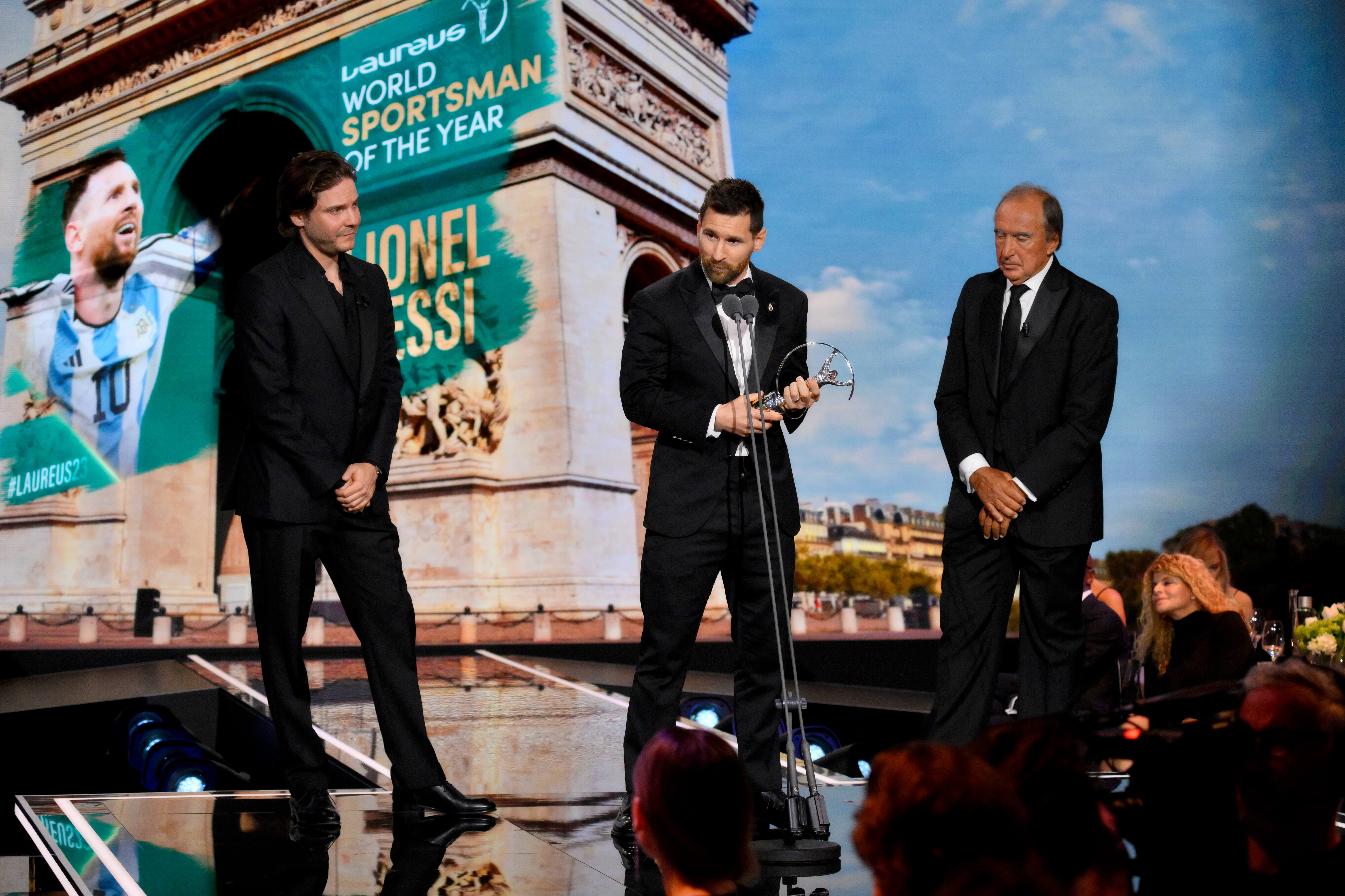 LIONEL-MESSI-(3)-STAGE